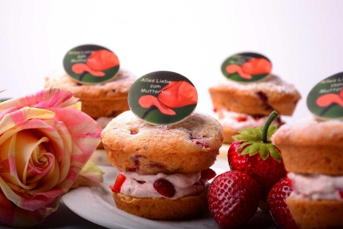 gefüllter Erdbeer-Muffin - SchokoFoto