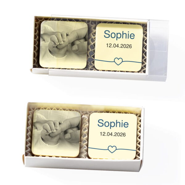 2 Karree-Fotopralinen zur Taufe in der Stange mit Schwarz-Weiß-Foto einer Babyhand sowie Name Sophie und Datum