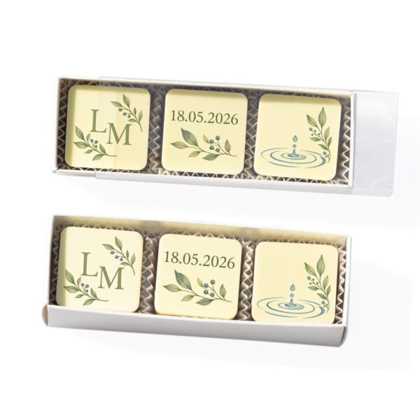 3 Karree-Fotopralinen zur Taufe mit Monogramm LM, Datum und botanischem Wassermotiv in perlmuttweißer Stange.