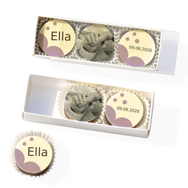 3 Fotopralinen zur Taufe zur Taufe mit Name Ella, Babyhand-Foto und Taufdatum in perlmuttweißer Stange mit Klarsichtdeckel.