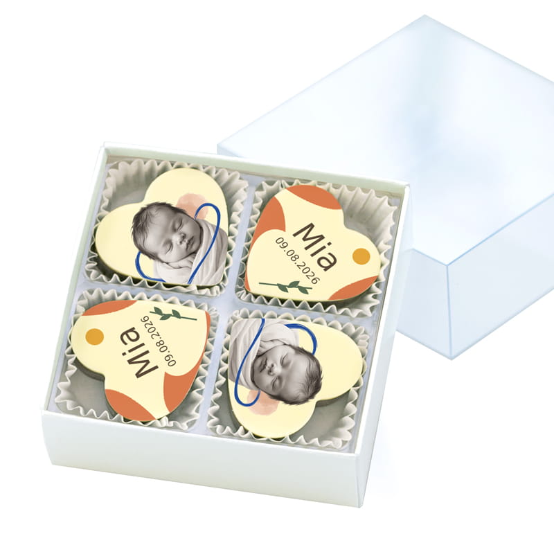 4er Herzpralinenbox zur Taufe mit Babyfoto sowie Name Mia und Datum in perlmuttweißer Pralinenbox mit Klarsichtdeckel