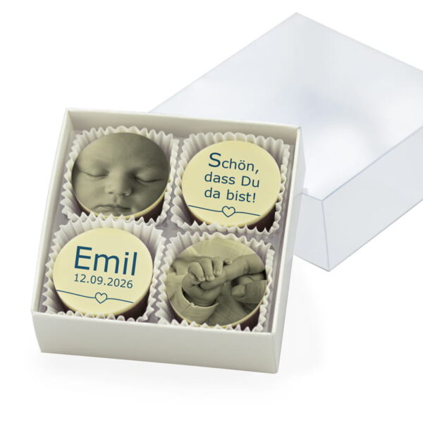 4er Pralinenbox mit runden Fotopralinen zur Taufe mit Babyfoto, Name Emil, Taufdatum und Babyhand-Foto in perlmuttweißer Pralinenbox