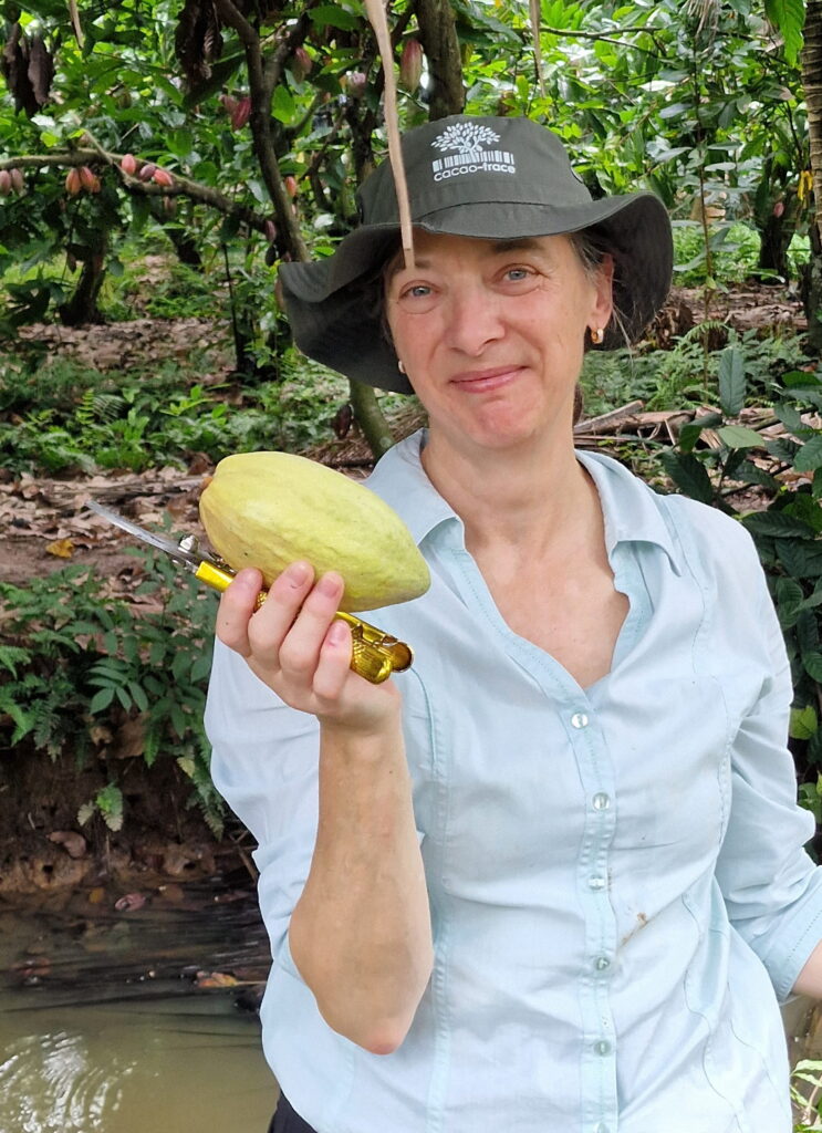 Marion Franz von SchokoFoto mit frisch geernteter Kakaofrucht auf einer Cacao-Trace-Plantage