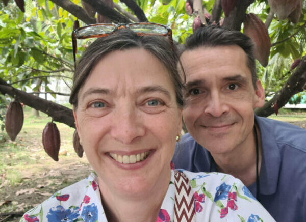 Marion und Stephan Franz von SchokoFoto auf einer Cacao-Trace-Kakaoplantage in Ben Tre, Vietnam.
