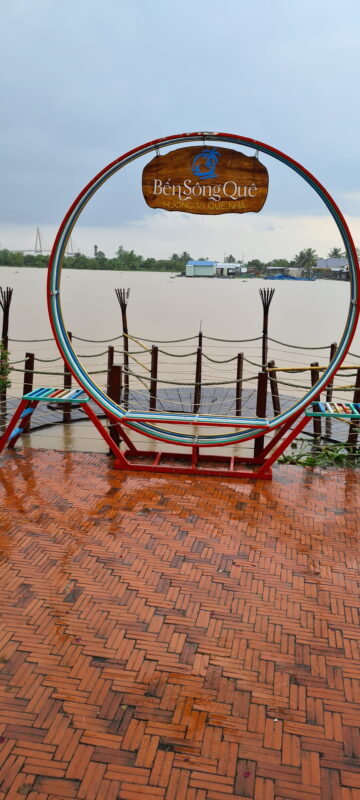 Fluss in Ben Tre während der Regenzeit vor dem starken Anstieg des Wasserstands