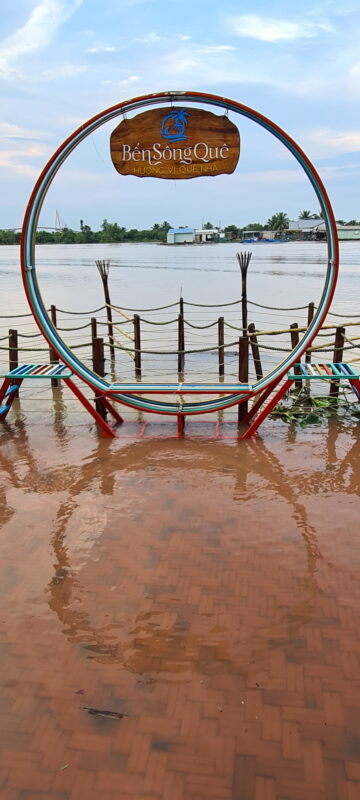 Angestiegener Fluss in Ben Tre etwa 45 Minuten später während der Regenzeit