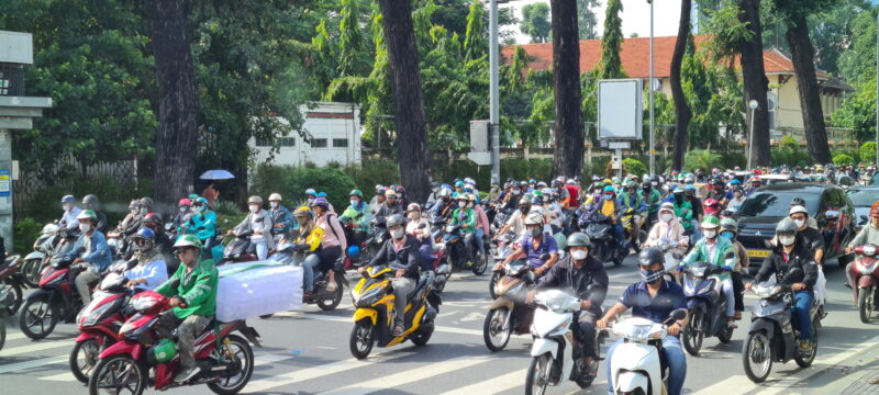 Dichter Roller-Verkehr auf einer Straße in Ho-Chi-Minh-Stadt, Vietnam