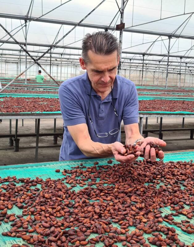 Stephan Franz von SchokoFoto mit getrockneten Kakaobohnen in Vietnam