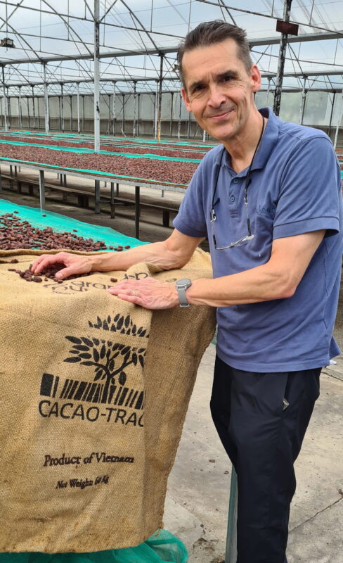 Stephan Franz von SchokoFoto an einem Cacao-Trace-Kakaosack aus Vietnam