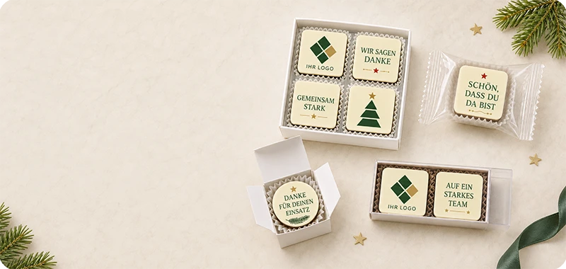 B2B Coverbild mit verschiedenen Logopralinen-Varianten. 4er Box, 2er Logopralinen-Stange und Logopraline im Wรผrfel. Der Link geht zu Weihnachtsgeschenke fรผr Kunden und Mitarbeiter.